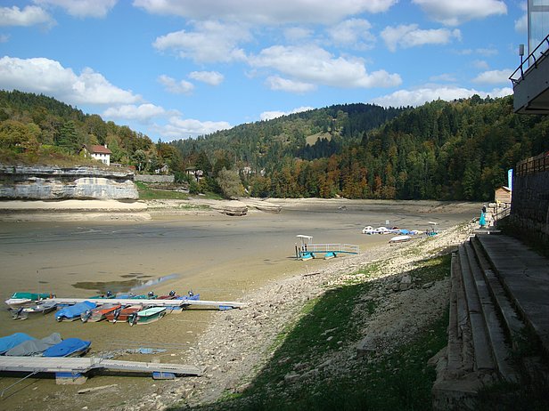 Le lac Brenet, dans le canton de Vaud, pendant la sécheresse estivale de 2018. (Photo: Neez, CC BY-SA 4.0 via Wikimedia Commons)