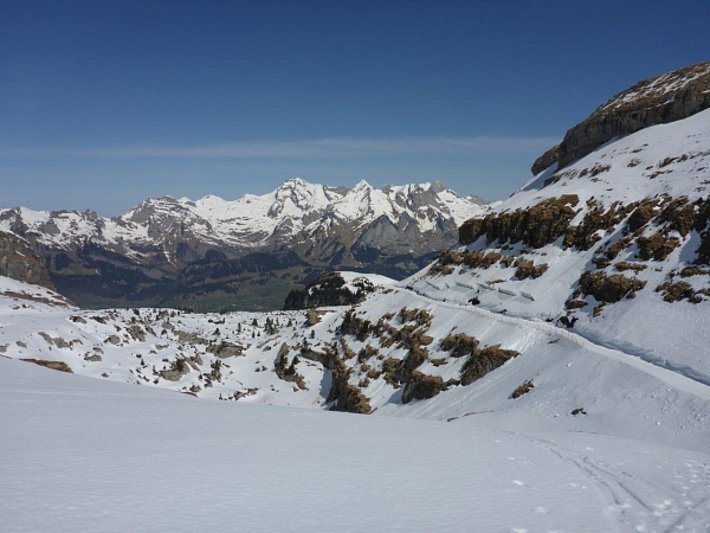 Die Ausaperung schreitet schnell voran wie der Blick vom Sattel (1945 m, Grabs, SG) unterhalb des Gamserrugg Richtung Säntis illustrierte (Foto: P. Diener, 25.03.217).
