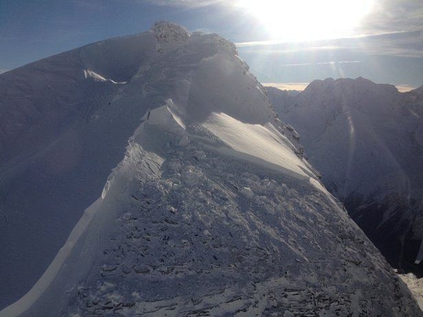 Photo 8: Rupture de la grande avalanche ayant donné lieu à un accident le dimanche 27 novembre dans la région du Simplon, VS. La rupture se situait sur l’arête du Breithorn à environ 3350 m. L’avalanche a franchi tout le glacier Homattu et a touché trois personnes pendant leur montée. Heureusement, elles ont toutes pu être sauvées sans conséquences graves.