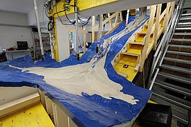 Blaues, spiegelverkehrtes Modell der Region von Blatten. Nach Ende des Experiments hat sich im künstlichen Tal ein matschiges Gemisch abgelagert.
