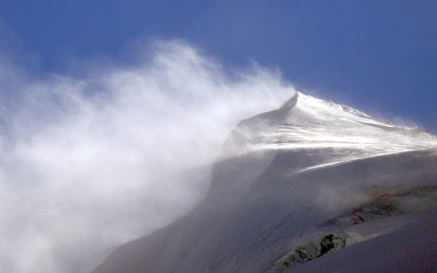 Abb. 4: Schneefahnen am Nordwestgrat des Doldenhorns (3638 m, Kandersteg, BE). Die umliegenden Wetterstationen verzeichneten nur „mässigen“ Süd- bis Südwestwind (d.h. mittlere Windgeschwindigkeit von 20 bis ca. 40 km/h), für massive Verfrachtungen hat es aber offensichtlich gereicht (Foto: Th. Wälti, 03.02.2017).