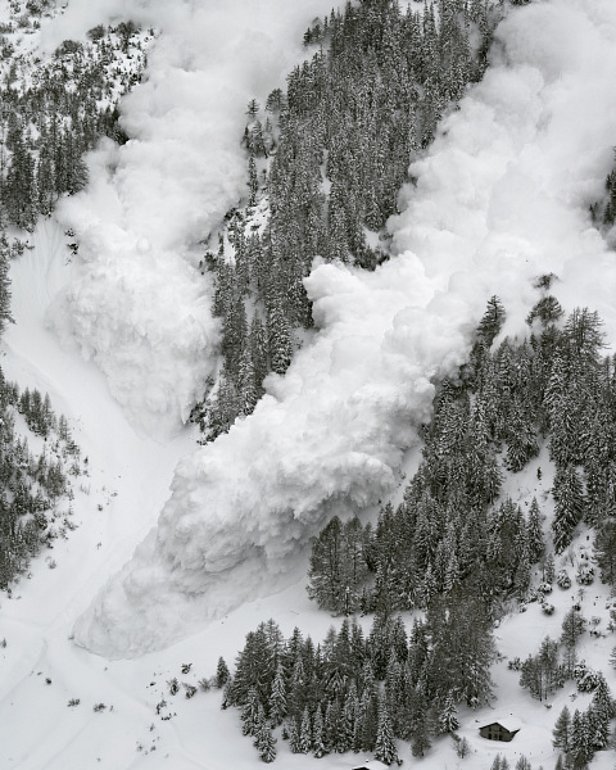 Fig. 30: Sur le site d’essais de la vallée de la Sionne (Arbaz, VS), une avalanche a été déclenchée à des fins de recherche : elle a entraîné le manteau neigeux jusqu’au sol et atteint une taille telle qu’on ne l’avait pas observée depuis 11 ans (photo: Jann Gross, 08/03/2017).