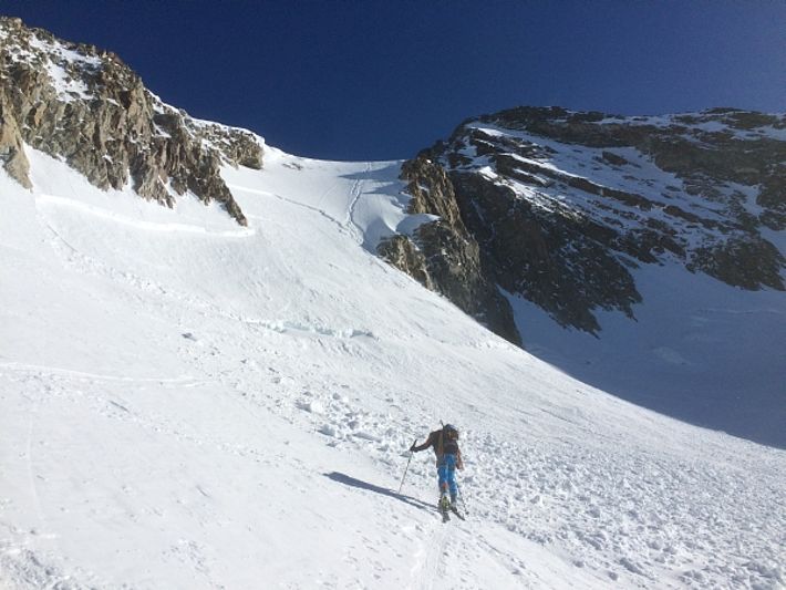 Diese Schneebrettlawine südlich des Aletschhorns (4193 m, Bettmeralp, VS) ging vermutlich nach den Schneefällen am Donnerstag oder Freitag spontan ab. Der Hang ist nach Südost exponiert und liegt ca. auf 3700 m (Foto: A. Doberer, 23.04.2017).