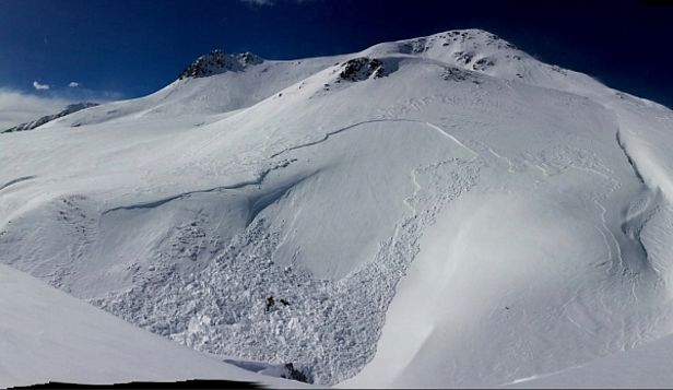 Abb. 6: Diese kleine Schneebrettlawine wurde am Samstag, 04.03. im Aufstieg zum Chörbsch Horn (2650 m, Davos, GR) an einem Osthang auf 2400 m ausgelöst. Die auslösende Person wurde rund 10 m mitgerissen und blieb unverletzt. Es löste sich hier nur der Triebschnee (Foto: C. Felder). 