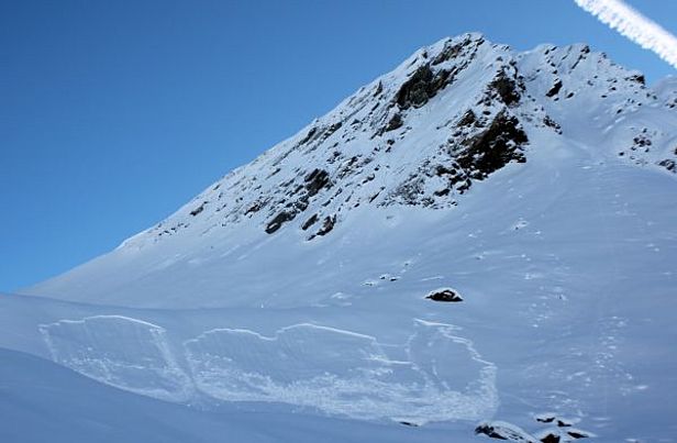 Abb. 6: Kleine Lawinenabgänge an einem NW-Hang auf 2280 m im Val Torta (Bedretto, TI). Die Lawinen lösten sich gleichzeitig. Vorher wurden Wummgeräusche vernommen (Foto: M. Sisini, 22.12.2016).