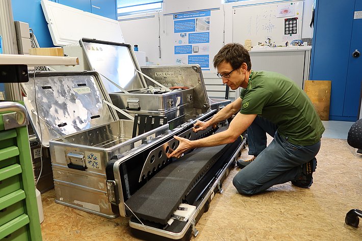 Die grosse Schneesäge ist heikel, denn sie darf keine anderen Gegenstände beschädigen. (Foto: Jochen Bettzieche / SLF)