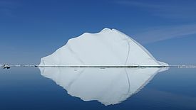 3: Schillernde Eisberge treiben majestätisch im indigoblauem Wasser der Fjorde. (Foto: Beat Frey)