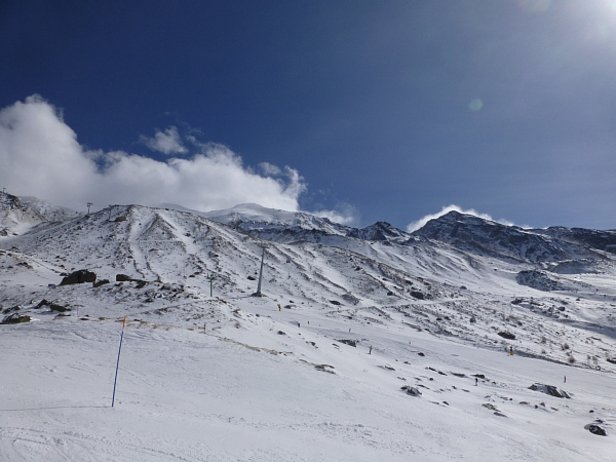 Fig. 21: Au début de mars, on n’observait plus de manteau neigeux continu au sud - en dehors des pistes - dans certaines régions. Hohsaas à 3000 m (Saas-Grund, VS) à 3000 m (photo: SLF/G. Darms, 02/03/2017).