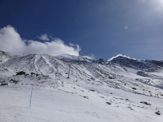 Abb. 21: Anfang März lag im Süden - abseits der Pisten - gebietsweise keine durchgehende Schneedecke. Hohsaas auf 3000 m (Saas-Grund, VS) auf 3000 m (Foto: SLF/G. Darms, 02.03.2017).
