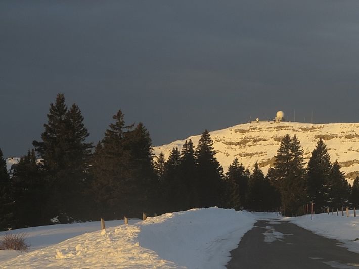 Im Jura fand man frühlingshafte Schneebedingungen vor, wie hier der Blick von La Barilette auf den La Dôle zeigt (1677 m, Chéserex, VD; Foto: SLF/ A. Bodisch, 14.02.2017)