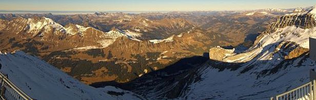 Abb. 8: Der Blick vom Sex Rouge (2971 m, Ormont-Dessus, VD) nach Norden in die Waadtländer Alpen. Sehr steile Südhänge waren weitgehend schneefrei, nur an flacheren Hangstücken oder in Schattenhängen lag eine dünne Schneedecke (Quelle: Webcam Glacier3000, 14.12.2016).