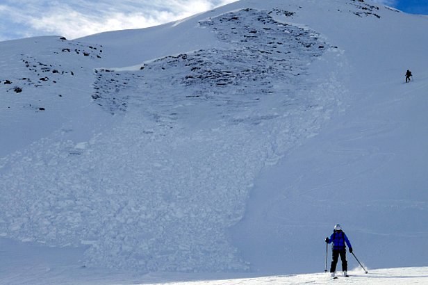 Photo 20: Cette avalanche a été déclenchée à distance par des personnes le 27 janvier 2016 en Basse-Engadine. La rupture dans la neige ancienne proche du sol est clairement reconnaissable (pente exposée au nord-est à 2420 m, Alp Tea, Tschlin/GR (photo: T. Villars).