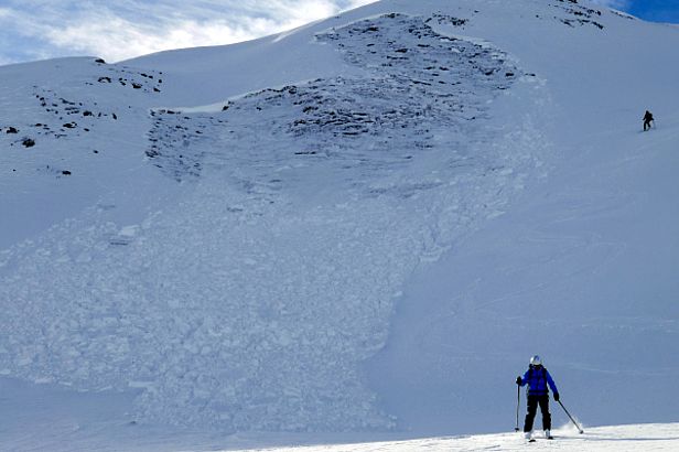 Abb. 20: Diese Lawine wurde am 27. Januar 2016 im Unterengadin durch Personen fernausgelöst. Der Anriss im bodennahen Altschnee ist gut erkennbar (Nordosthang auf 2420 m, Alp Tea, Tschlin/GR, Foto: T. Villars).