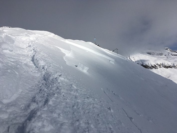 Nach einer Lawinensprengung in der Ostflanke des Hofathorn Schene Bärgs ("Gratlawine", 2844 m, Naters, VS). Mit dem aufkommenden Süd-Wind bildeten sich grossräumig Triebschneeansammlungen, welche sehr störanfällig waren (Foto: P. Schwitter, 03.03.2017).