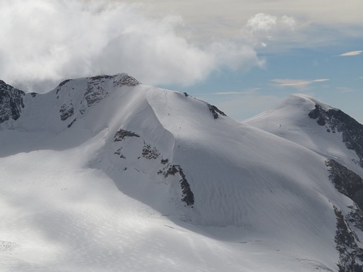 Blick vom Castor (4223 m, VS) Richtung Passo del Naso und Vincentpyramide (I). Es herrschte rege Hochtourentätigkeit (Foto: E. Hafner, 28.07.2017).