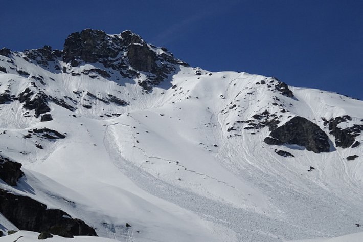 Lawinen am Nordhang des Chli Chärpf (2699 m, Glarus Süd, GL), die mittlere ist vermutlich am 15. oder 16. Mai spontan abgegangen (Foto: A. Schmidt, 16.05.2017).