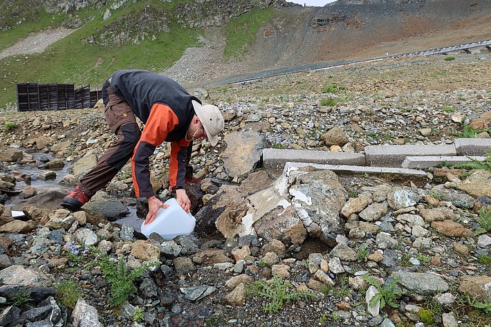 Cretton fetches water for the traps from a nearby stream. (Photo: Jochen Bettzieche/SLF)