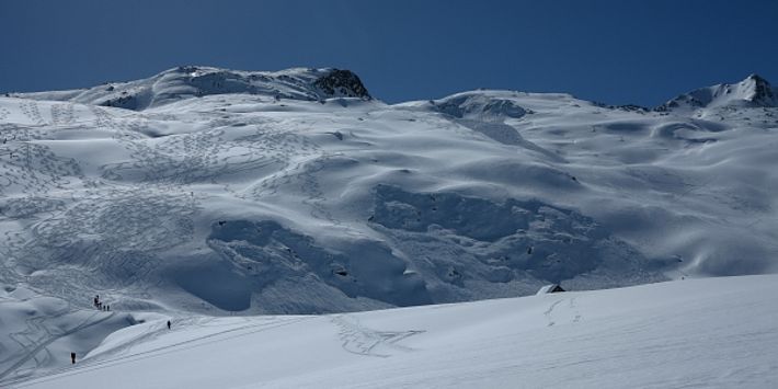 Diese Lawinen an den Nord und Nordnordosthängen des Tälligrates (2747 m, Realp, UR) wurden am Samstag, 11.03. zwischen 10:00 und 12:30 entweder von Skifahrern fernausgelöst oder gingen spontan ab (Foto: F. Duss).