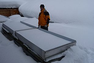 In diesen Metallwannen vor dem Labor wird der Schnee gesammelt (Foto: Archiv SLF).