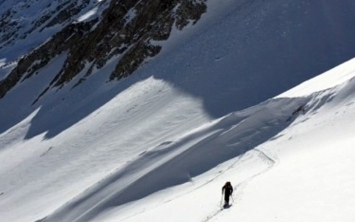 Nun konnte man auch im steilen Aufstieg zur Aiguille des Sasses (3015 m, Orsières, VS) die Harscheisen im Rucksack lassen (Foto: F. Genucchi, 06.01.2017).