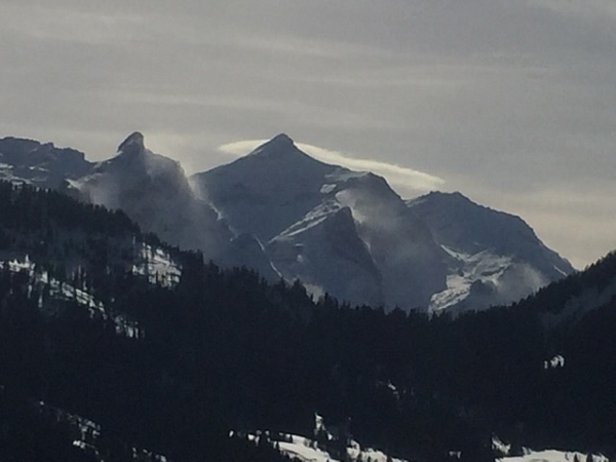 Abb. 5: Schneetreiben am nördlichen Alpenkamm am Sonntag, 12.02. Blick von oberhalb Lauenen zum Oldenhorn (3123 m) (Bildmitte) (Foto: G. Voide).