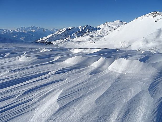 Abb. 7: Vorbei die Pulverschneepracht: Am Dienstag, 17.01. und Mittwoch, 18.01. erodierte die Bise vor allem in den Voralpen, aber auch in der Höhe viel lockeren Schnee wie hier am nördlichen Alpenkamm bei der Pointe de Vatseret beim Glacier de la Plaine Morte auf rund 2750 m (Gemeinde Icogno, VS, Photo: V. Bettler, 18.01.2017).