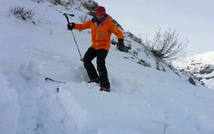 Stabilitätstests untermauerten die schwache Verbindung von Alt- und Neuschnee. Hier ein Rutschblocktest am Gamserrugg in nördlich exponiertem Gelände auf 1979 m. Dieser konnte schon beim Betreten des Blocks (RB2) ausgelöst werden (SG; Foto: P. Diener, 07.01.2017).
