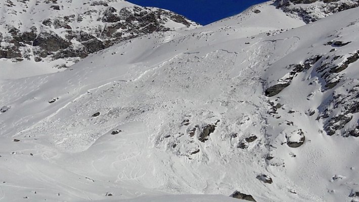 Dieses Bild zeigte sich nachdem die bereits im Wochenbericht beschriebene Lawine an einem Westhang auf rund 2600 m unterhalb des Munt Arlas (Silvaplana, GR) zum Stillstand gekommen war (Foto: C.Büsser, 11.03.2017).