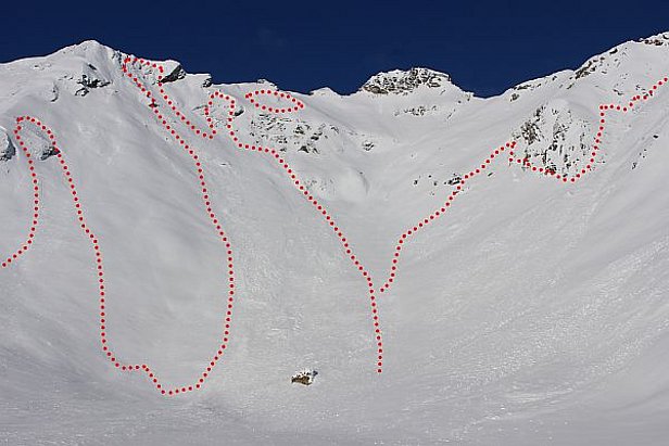 Abb. 6: Was während dem Schneefall verborgen blieb, kam mit der guten Sicht am Sonntag, 15.01. zu Tage. Grossflächige, überschneite Lawinenabgänge wie hier im Gebiet der La Fave oberhalb von Sion (Gemeinde Conthey, Ost und Südhänge 2300 bis 2600 m) wurden auch an anderen Orten nach den Schneefällen vom Freitag bis Sonntag beobachtet (Foto: S. Aufdereggen, 15.01.2017, siehe auch Foto gross).
