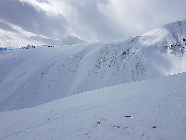 Abb. 8: Spontane Lawinenabgänge im schwachen Altschnee am Piz Belvair oberhalb von Zuoz am 01.03. Osthänge auf 2400 bis 2600 m (Foto: M. Anrig, 02.03.2017).