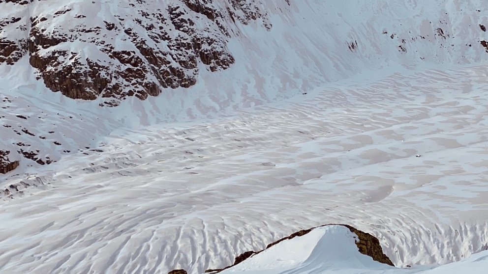 De la neige soufflée sur une croûte de poussière du Sahara et problème lié à la neige ancienne dans les régions intra-alpines
