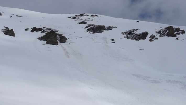 In dieser Berichtsperiode wurden mehrere Lawinen bei einer tragfähig gefrorenen Schneeoberfläche im Altschnee ausgelöst. Hier der Anriss in einem Südhang auf ca. 2850 m unterhalb des Minschun Pitschen (Scuol, GR). Es wurde zum Glück niemand erfasst (Foto: S. Matt, 22.03.2017).