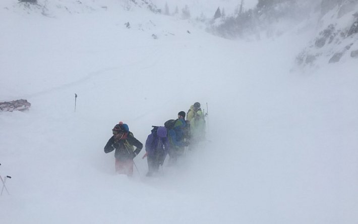 Dans la tempête pour le cours régional de l'organisation cantonale valaisanne des secours à Emosson (Finhaut, VS; photo: J.-L. Lugon, 04.02.2017).