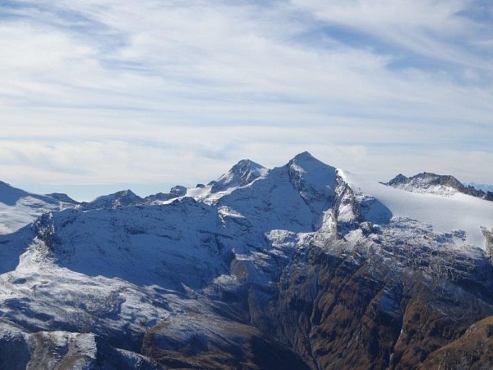 Blick vom Fanellhorn (3124 m, Vals, GR) zum Güferhorn (3378 m, rechts) und Rheinwaldhorn (3402 m, links). Schneeflächen sind nur auf Gletschern und im wenig rauhen Gelände im Hochgebirge zusammenhängend (Foto: U. Berni, 31.10.2016).