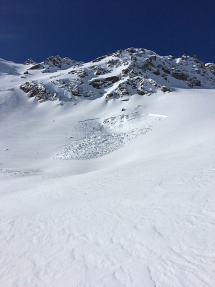 Dieser Rutsch ist am Mittwoch, 22.02. von Wintersportlern fernausgelöst worden (2500 m, Osthang, Klosters-Serneus, GR; Foto: SLF/B. Zweifel).