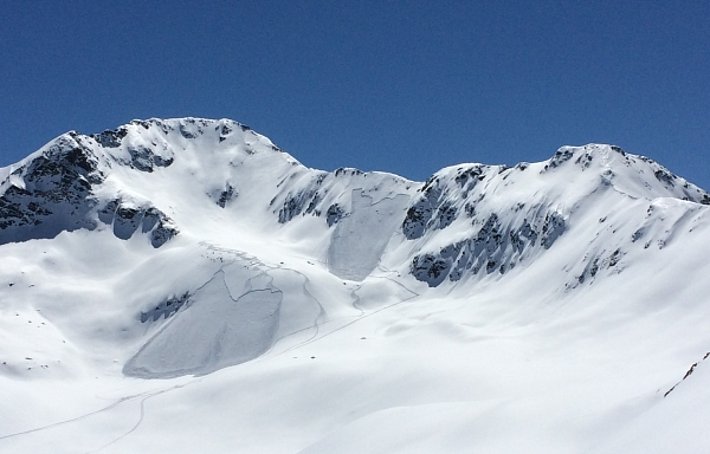 ...eine weitere Person derselben Gruppe löste nur Augenblicke später die dritte Schneebrettlawine gleich daneben aus. Alle drei Lawinen befinden sich in über 35° steilen nordexponierten Hängen. Alle drei Lawinenabgänge gingen glimpflich aus (Foto: R. Meister, 21.04.2017).