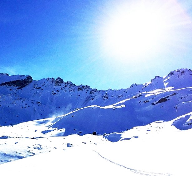 Abb. 7: Nach einem starken Setzungsgeräusch in der Abfahrt an dieser Stelle lösten sich die Lawinen im Nordhang im Hintergrund nach rund einer halben Minute, im Bild von rechts nach links (Foto: J. Roffler, 11.02.2017). 