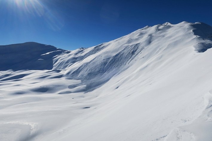 Fernauslösungen, wie im Nordosthang des Ratoser Stein (2473 m, Furna, GR) waren in der letzten Woche keine Seltenheit (Foto: C. Brassel, 21.01.2017).
