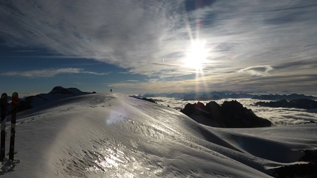 Abb. 3: Herbstskitour auf’s Gwächten- und Sustenhorn am Samstag, 08.10. Mit Bise kalt. 25 cm Pulver. Mit zunehmender Höhe hat der Wind gewirkt. Die mehrtägige Schönwetterperiode geht langsam zu Ende (Foto: W. Marti).