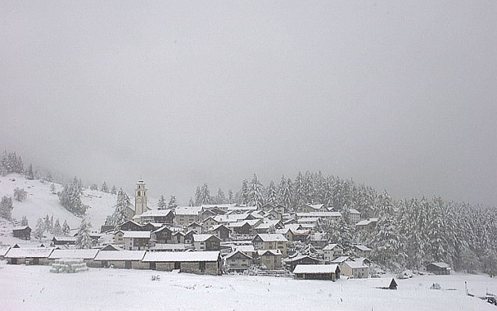 Bosco Gurin (1503 m, TI) bei Schneefall am Dienstag, 11.10. um ca. 10 Uhr kurz vor dem Niederschlagsende (Foto: Webcam).