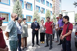 Daler, le jeune interprète tadjik du Glacier Research Center (GRC), traduit l’allocution du Président de l’Académie des Sciences du Tadjikistan, qui nous souhaite bonne route et nous adresse ses meilleurs vœux pour l’exploration de ses glaciers. Photo : A. Jouberton