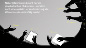 Schwarz-weiße Illustration mit fünf Händen, die verschiedene Objekte halten, darunter ein Klemmbrett und ein Blatt Papier, vor grauem Hintergrund mit Text zu Naturgefahren.
