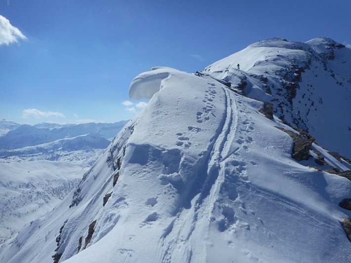 Nach Osten überwechteter Grat auf dem Weg zum Giferspitz (2541 m, Saanen, BE; Foto: R. Wellig, 25.03.2017).