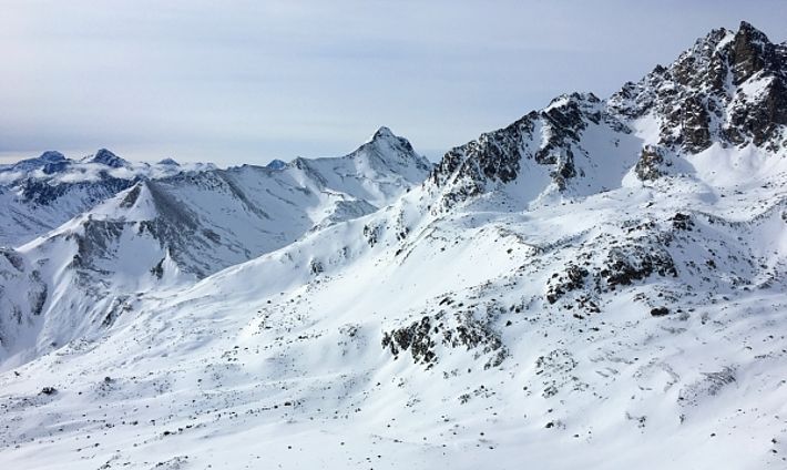 Abgeblasene Rücken waren Zeugen des Windeinflusses beim Blick auf Piz Blaisun (3200 m, Bildmitte), rechts im Bild die Nordostflanke des Piz Kesch (3417 m, Bergün/Bravuogn, GR; Foto: SLF/F. Techel, 29.01.2017).