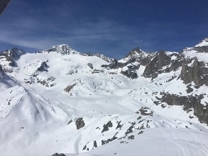 Im Aufstieg zum Schafberg (2590 m, Realp, UR) hatte man einen tollen Ausblick auf das Gross Bielenhorn (3209 m), den Galenstock (3586 m) und das Gletschhorn (3303 m; von links nach rechts; Foto: T. Niffeler, 30.03.2017).