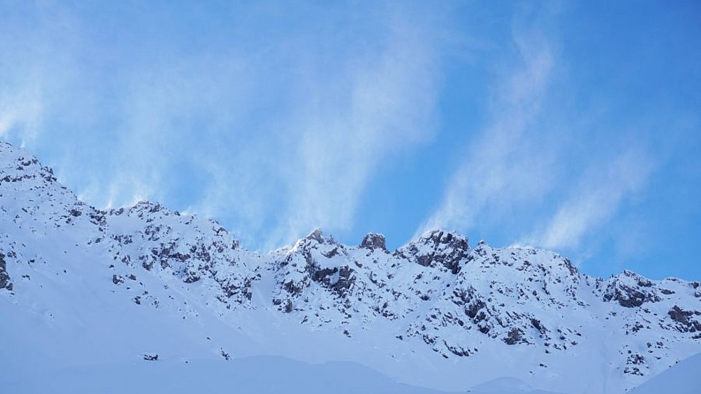 Vent continu de secteur ouest: Partout de la neige soufflée et dans l’ouest beaucoup de neige fraîche