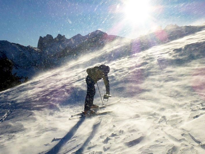 Am Samstag, 21. Januar trotzten die Bergrettungsleute dem kräftigen Südföhn auf der Alp Sigel (1600 m, Schwende, AI). Hier im Bild eine Übung mit dem RECCO-Suchsystem (Foto: P. Diener, 21.01.2017).
