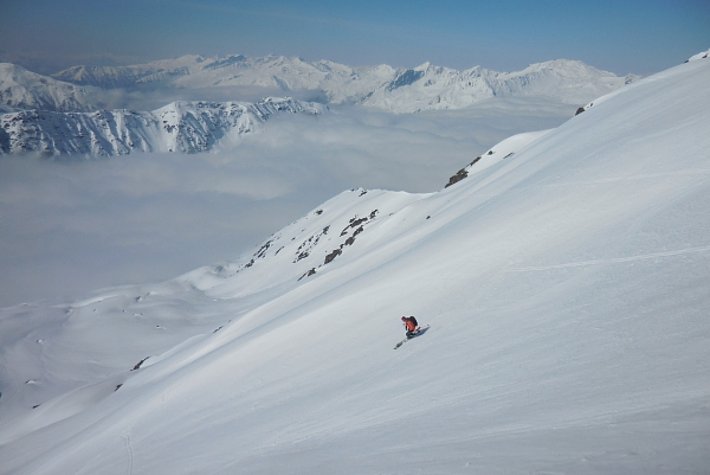 Abb 1: Perfekte Frühjahrsverhältnisse am Gatschieferspitz (2674 m, Klosters-Serneus, GR). Der perfekt tragende Harschdeckel an diesem Südhang auf rund 2600 m war am Vormittag leicht aufgesulzt. Die hochnebelartige Bewölkung stieg im Tagesverlauf bis gegen 3000 m (Foto: SLF/L. Dürr, 26.03.2017).