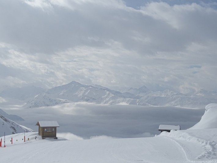 Blick in das nebelumhüllte Prättigau. Am Mittwoch, 22.03. zeigte sich die Sonne nur kurz, aber doch. Blick aus dem Skigebiet Madrisa (Klosters-Serneus, GR) nach Südosten zum Pischahorn (2980 m, Klosters-Serneus, GR) und zum Schwarzhorn (3146 m, Zernez, GR; Foto: SLF/A. Bodisch).