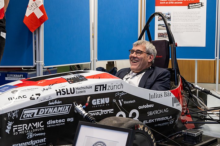 Le président du Conseil national Eric Nussbaumer prend place dans la voiture de course électrique "mythen" qu'il a lui-même construite à l'EPF de Zurich. (Photo : Luzia Schär)